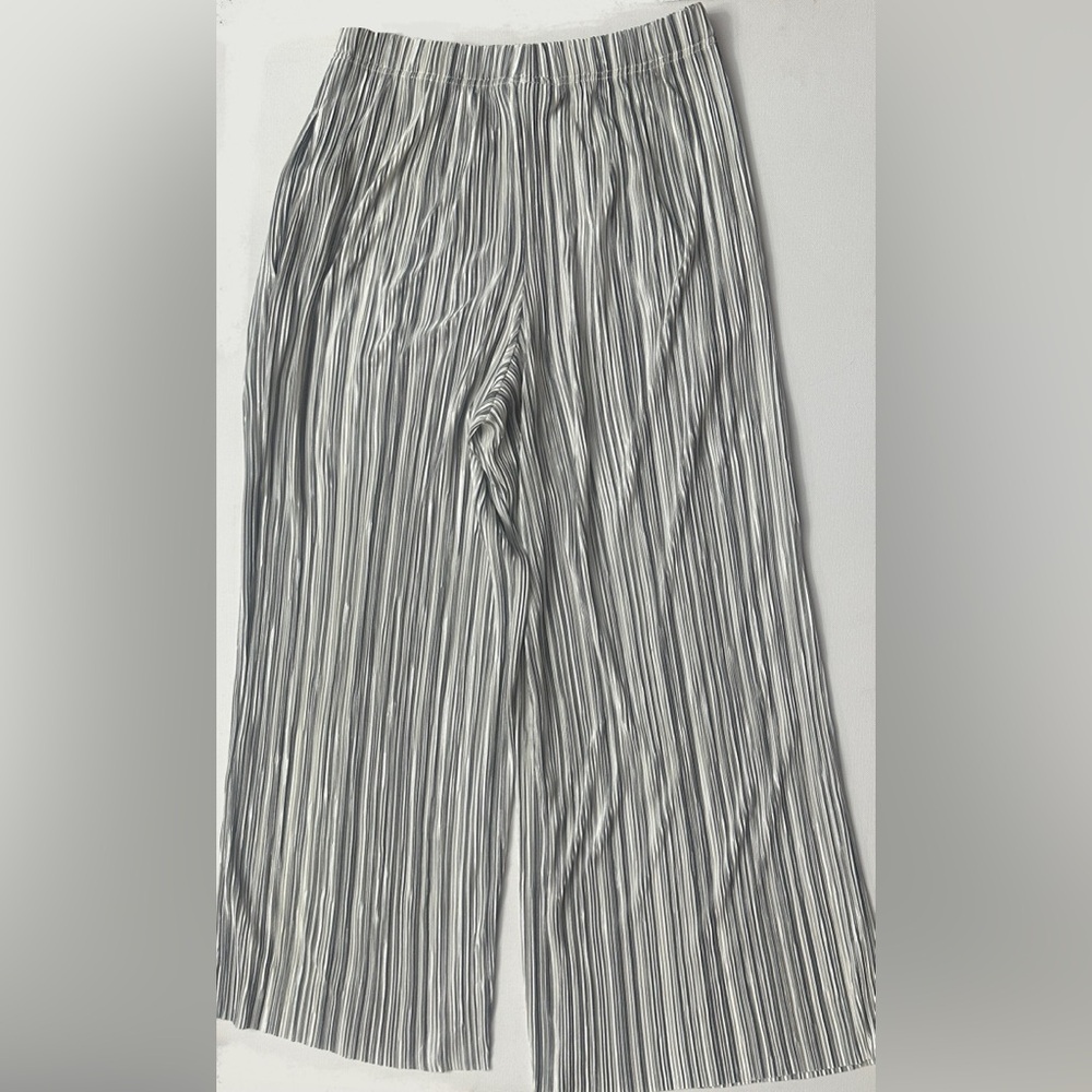 Topshop Women’s B&W Satin Stripe, Stretch Wide Leg Trousers.  Size 4.